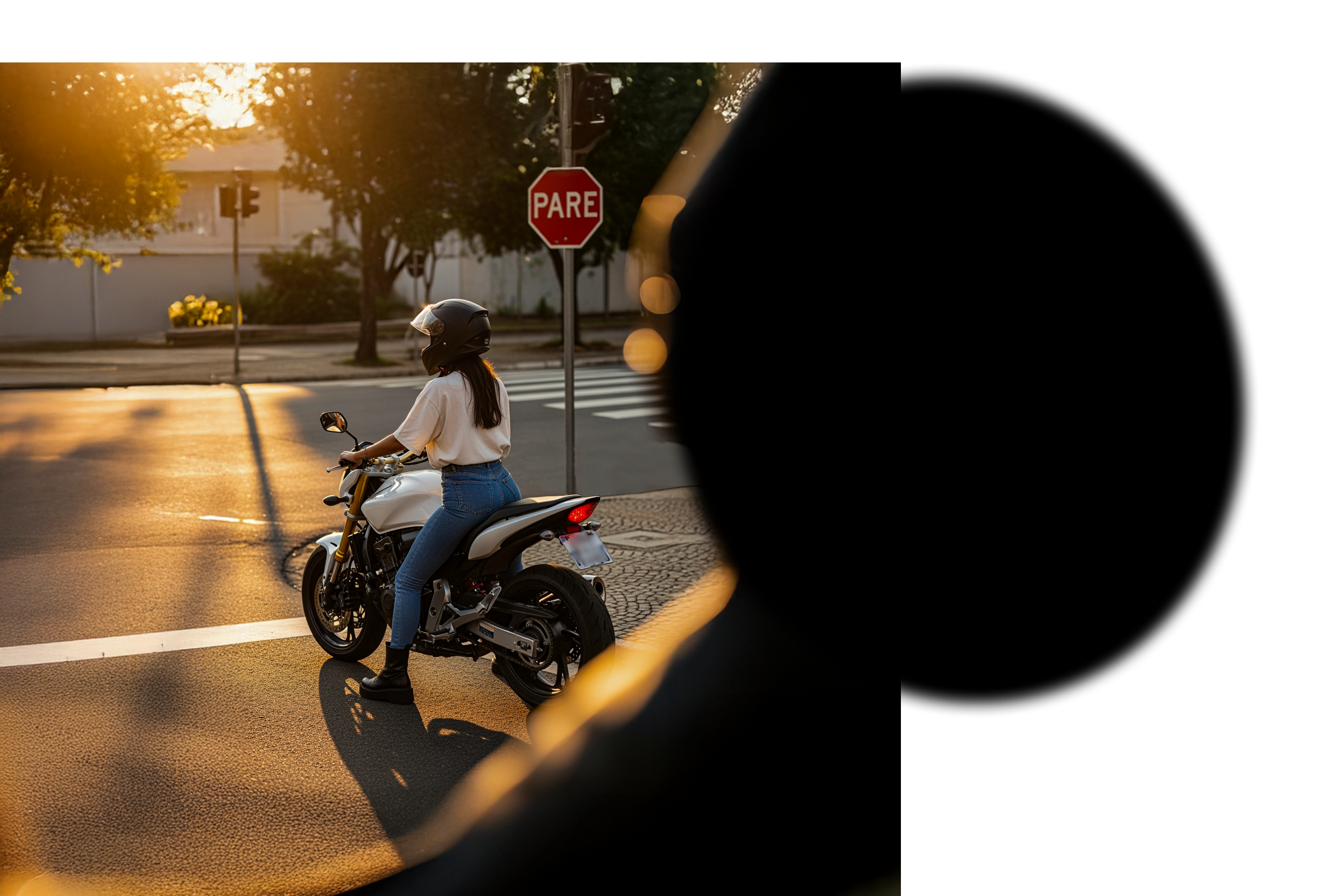 homem na moto fazendo hanglose
